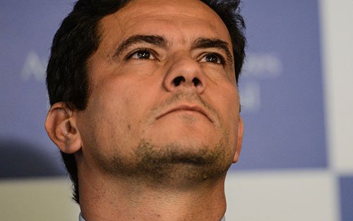 Moro considerou inadmissível o pedido feito pelos advogados de Lula para que a investigação fosse remetida a outro juiz