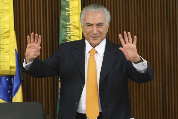 De acordo com o presidente, nenhum governo é "idiota" de chegar ao poder para cortar direitos dos trabalhadores. “Convenhamos, é muito desagradável imaginar que um governo seja tão, se me permite a expressão forte, tão estupidificado; tão idiota que chegue ao poder para restringir direito de trabalhadores e acabar com a saúde e a educação. Isso vai pegando e passando de um para outro com o poder extraordinário das redes sociais”. No último dia 8, a declaração do ministro do Trabalho, Ronaldo Nogueira, de que a reforma poderia formalizar a jornada diária de até 12 horas provocou polêmica. No dia seguinte, o Ministério do Trabalho divulgou uma nota afirmando que não haverá aumento da jornada diária e que a as horas trabalhadas por semana (44 no total) não serão alteradas. Nas comemorações dos 50 anos do Fundo de Garantia do Tempo de Serviço (FGTS), o ministro disse que "nunca se cogitou aumentar" a jornada. Combate Temer diz ser preciso “combater” esse tipo de divulgação, por dividir o país. “É preciso combatê-los, e eu vou combatê-los. Não vamos permitir que se faça de outra maneira. Não queremos o mal do país. Muito pelo contrário. Desde o começo todos sabem que eu proponho uma tese de pacificação e reunificação nacional”. O presidente pediu ajuda dos parlamentares no combate aos críticos. “Peço a licença para dizer que isso é inadmissível”, disse. “Que os senhores deputados e senadores vão à tribuna e contestem aqueles que possam eventualmente vilipendiar os fatos; reduzi-los e apequená-los, simples e unicamente para dizer que o governo não está preocupado com saúde e educação”.