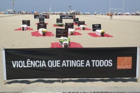 Manifestação nas areias de Copacabana para denunciar mortes por causas violentas