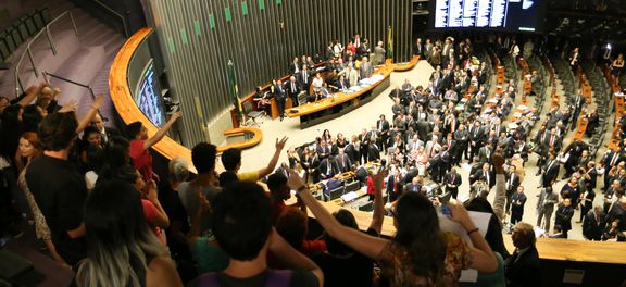  PEC 241 foi votada sob protestos de manifestantes nas galerias da Câmara