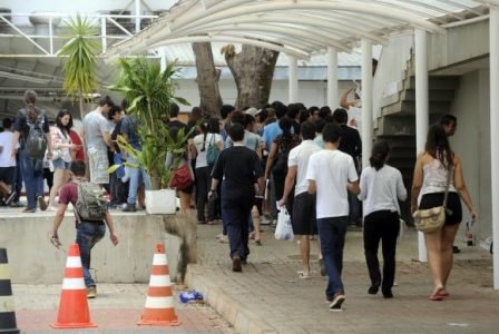 Faltando 15 dias para o início do Enem, estudantes se preparam em casa ou em salas de aula