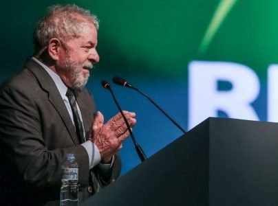 Segundo a acusação, o ex-presidente teria atuado junto ao BNDES para garantir a liberação de financiamentos para obras em Angola