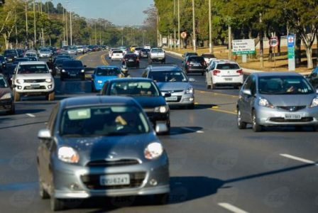 Multas voltam a ser cobradas para quem trafegar durante o dia com faróis baixos apagados em rodovias federais sinalizadas