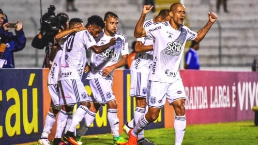 ponte-preta-vence-vitoria-majestoso