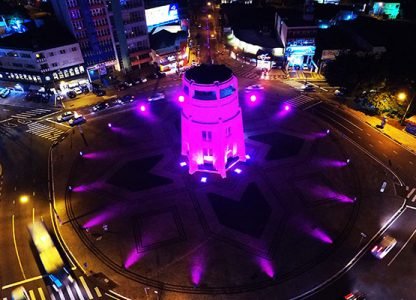 Torre do Castelo é um dos monumentos iluminados em rosa