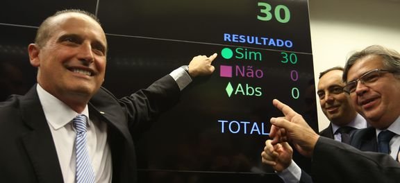 O relatório do deputado Onyx Lorenzoni foi aprovado por unanimidade na comissão especial