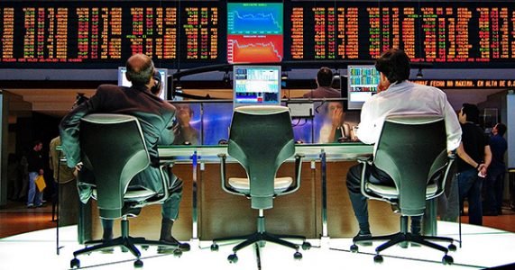 Operadores trabalham em uma corretora de valores em São Paulo