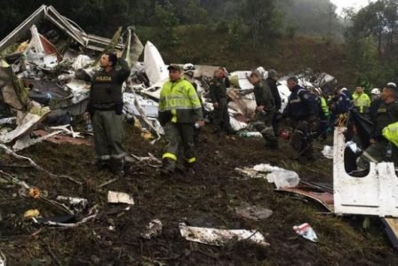 Policiais fazem o resgate das vítimas do avião da Chapecoense que caiu no trajeto da Bolívia para a Colômbia