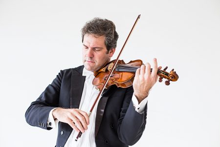 No violino e na regência, Alessandro Borgomanero 