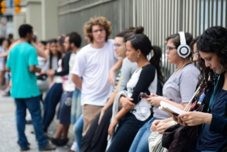 Estudantes chegam ao Colégio Santo Inácio, em Botafogo, zona sul da capital fluminense, para o segundo dia de provas do Enem 2016