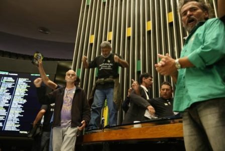 Manifestantes invadiram o plenário da Câmara dos Deputados, houve tumulto e a sessão foi suspensa