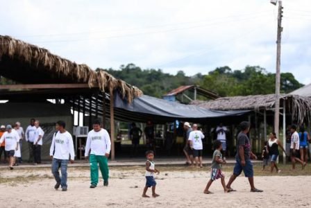 Crianças indígenas no polo Base de saúde indígena em Assunção do Içana  (AM)