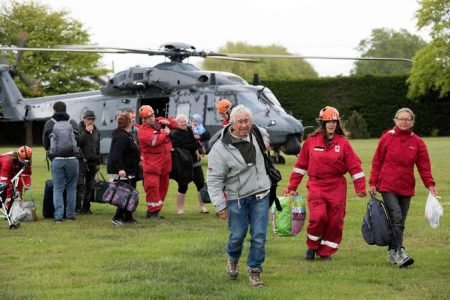 Militares da Nova Zelândia estão intensificando os esforços para evacuar alguns dos mil turistas de um município da Nova Zelândia