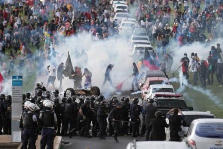 Manifestantes entram em confronto com a PM em frente ao Congresso
