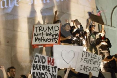 Milhares de pessoas protestam contra a eleição de Donald Trump em Los Angeles