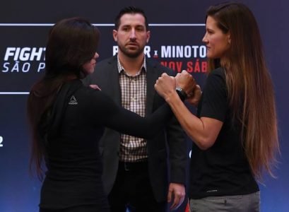 Joe Carr entre Claudinha Gadelha e Courtney Casey
