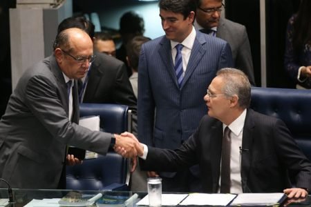 O ministro Gilmar Mendes cumprimenta o senador  Renan  Calheiros,  durante  debate  sobre  a  Lei  de Abuso de Autoridade