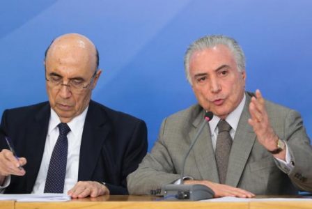 O ministro da Fazenda, Henrique Meirelles, e o presidente Michel Temer anunciam medidas de crédito e de redução dos juros do cartão de crédito