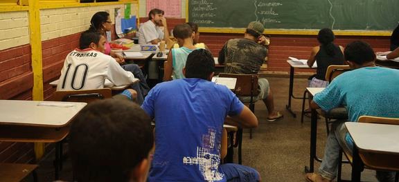 sala_de_aula_ensino_medio_pisa_brasil_abaixo_media