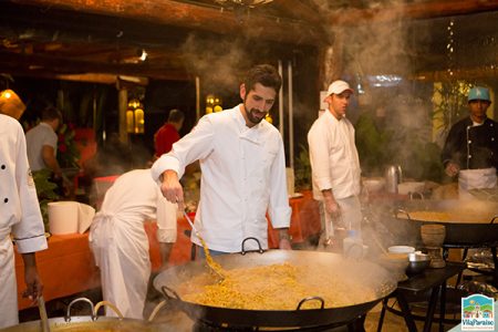 A tradicional paella espanhola é preparada com arroz, frutos do mar frescos e carnes