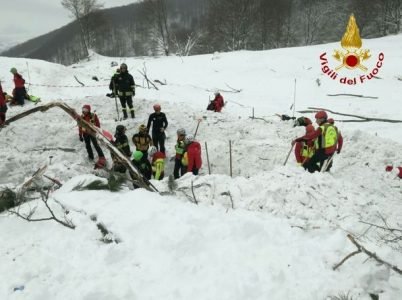 Resgate-vitimas-avalanche-Pescara-Italia