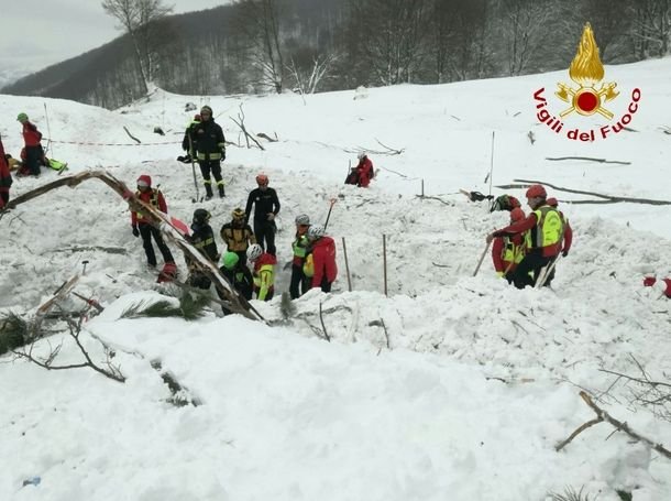 Resgate-vitimas-avalanche-Pescara-Italia