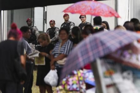 Agentes da Força Nacional e da PM bloqueiam a estrada que leva ao Complexo Penitenciário Anísio Jobim