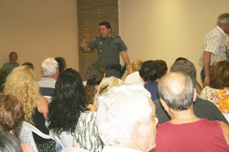 Capitão conversa com moradores do loteamento San Conrado