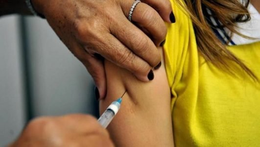 A principal ação de enfrentamento à doença é a vacinação da população