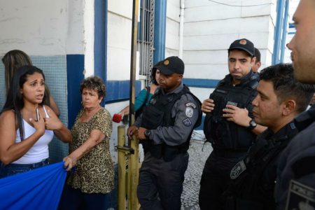 Protesto em frente aos batalhões impede funcionários de entrar e sair