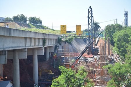 Construção das estruturas para novo viaduto da pista marginal