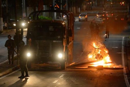 Clima de tensão durante protesto de moradores em frente ao Comando Geral da Polícia Militar do Espírito Santo em Maruípe