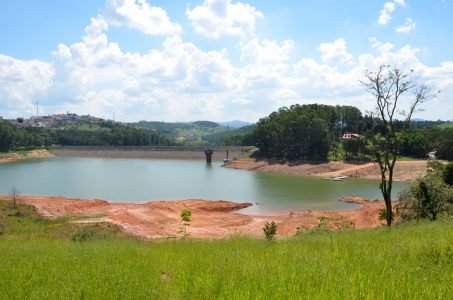 Reservatório de água atinge grande parte da área rural de Sousas
