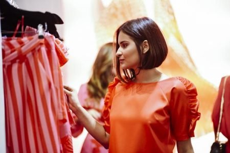 A coleção é composta por shapes assimétricos com babados e bastante fluidez, vestidos ajustados no busto e com saias volumosas que desenham elegantemente a silhueta