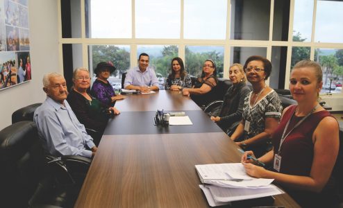 o prefeito recebeu os novos moradores no gabinete e destacou a alegria em poder entregar as chaves das casas