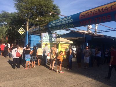 Filas se formaram em frente ao local, mas moradores ficaram sem informação  e tiveram que voltar para casa