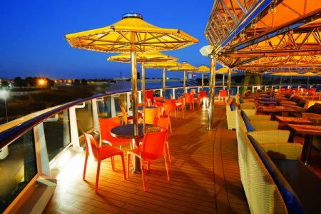 Os hóspedes brasileiros, que vivenciarão a experiência a bordo dos navios da Costa com o melhor da hospitalidade e gastronomia italiana, terão ainda tarifas aéreas especiais oferecidas pela Iberia