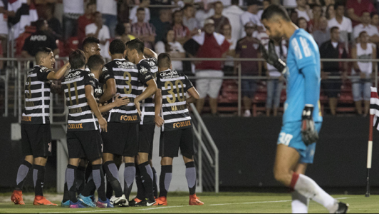  Diante do São Paulo no Morumbi, o Timão venceu por 2 a 0, gols de Jô e Rodriguinho