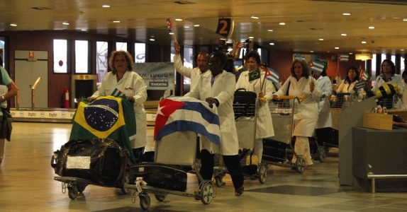 está suspenso o processo de chegada de 710 médicos cubanos ao Brasil, previsto para o mês de abril