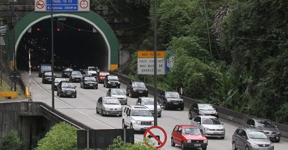 O trânsito deve ser mais intenso das 14h às 22h de hoje (20).