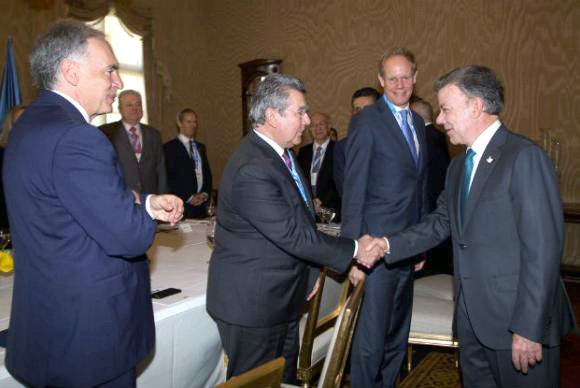 O presidente colombiano Juan Santos (direita) cumprimenta o embaixador do Uruguai, Elbio Rosselli, (esquerda) no encontro com os membros do Conselho de Segurança da ONU, em BogotáMissão da ONU/Juan Manuel Barrero