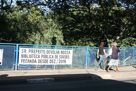 Faixa colocada pelos moradores na ponte Beira Rio 