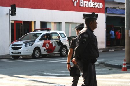 GATE retira emulsão de explosivos de caixa eletrônico