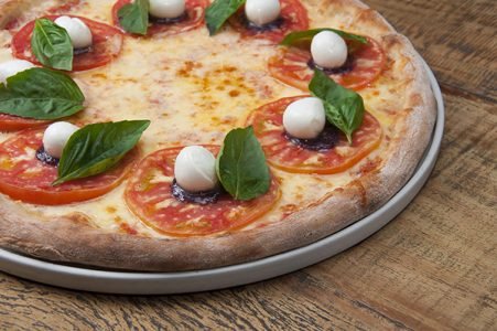 Pizza_Caprese_romana