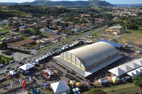 Estudantes do Ensino Médio em frente à escola estadual em Campinas