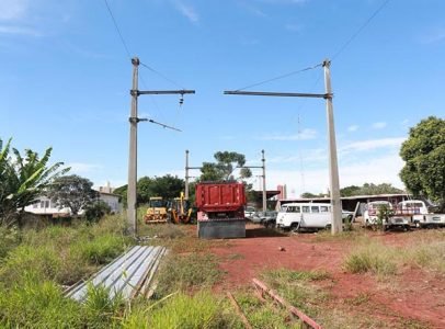 23/05/2017 -  CIDADES -     Canteiro de obras do BRT Na foto o canteiro de obras do BRT com caminhão e trator estacionados no bairro Guanabara. FOTO: LEANDRO FERREIRA/AAN