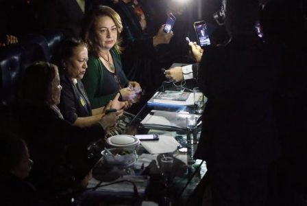 Senadoras da oposição ocuparam a Mesa do Senado para impedir a votação da reforma trabalhista