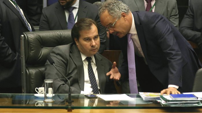 Rodrigo Maia ouve o relator da reforma política, Vicente Cândido (PT)
