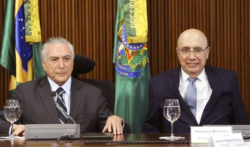 Brasília - O presidente interino Michel Temer e o ministro da Fazenda, Henrique Meirelles, durante reunião com líderes da Câmara e do Senado, no Palácio do Planalto. (Marcelo Camargo/Agência Brasil)