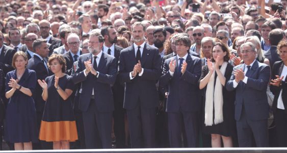 O rei Felipe (ao centro) em homenagens às vítimas na praça Catalunha